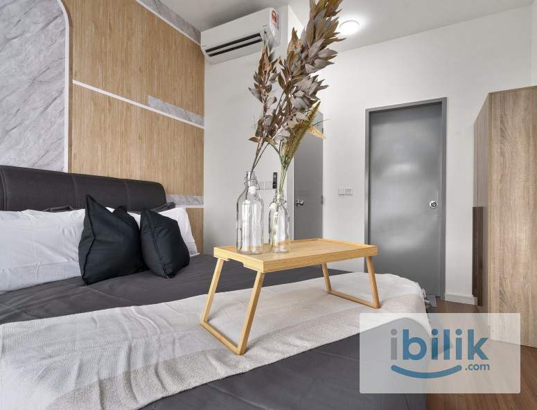 EXCLUSIVE FULLY FURNISHED MASTER BEDROOM @ M VERTICA (NEAR MRT/LRT) - Image 1