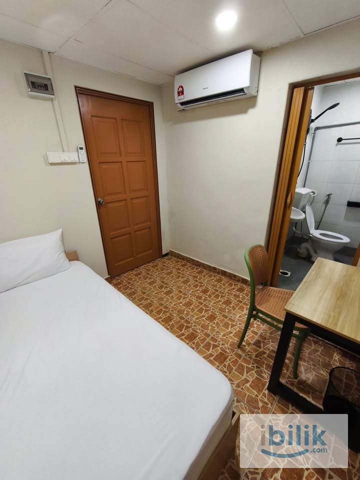 🔥🔥 Cozy Vacant Room with private toilet and LRT! R1-110 - Image 1