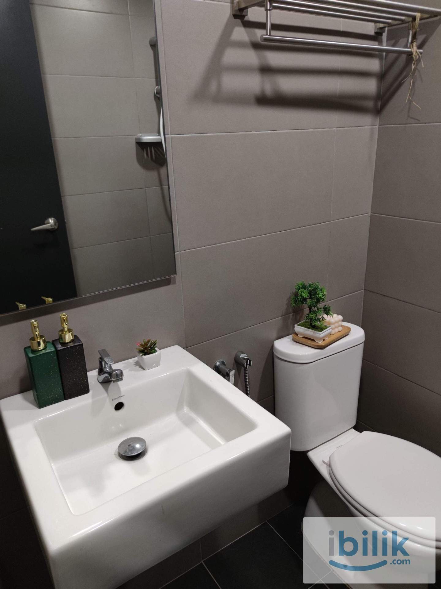 🔥🔥 Cozy Vacant Room with Private Bathroom nearby LRT, & Monorail R1-108 - Image 3