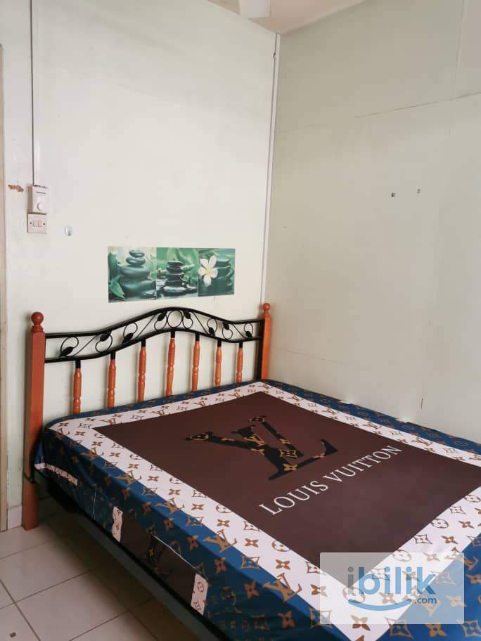 KELANA PUTERI CONDO – middle room (large build in wardrobe) - Image 1