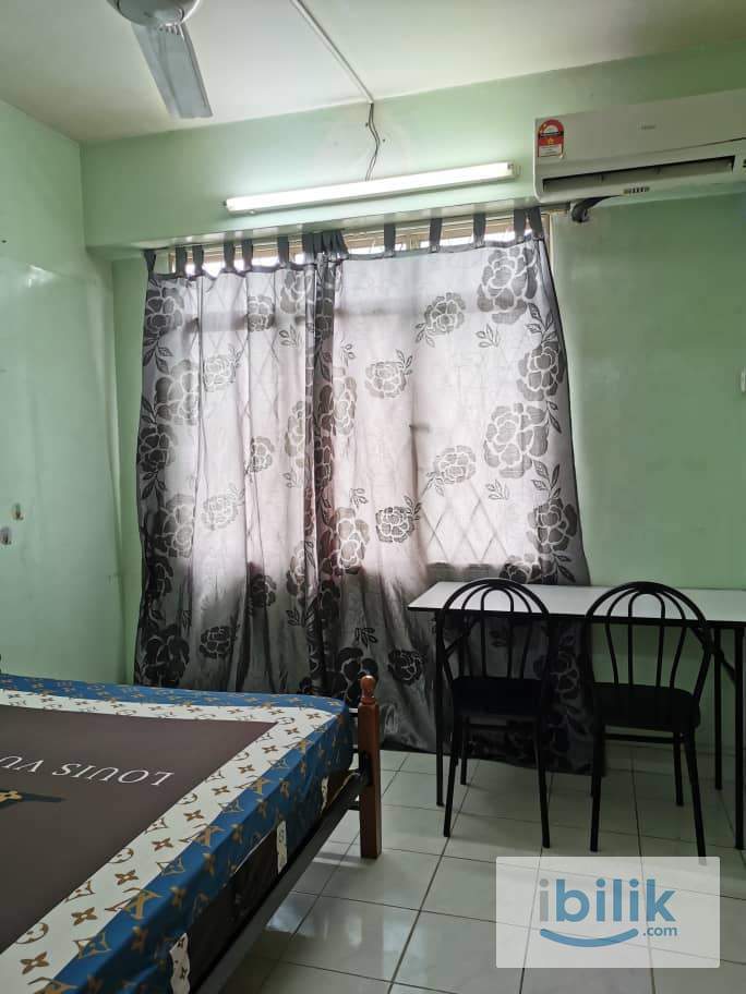 KELANA PUTERI CONDO – middle room (large build in wardrobe) - Image 3