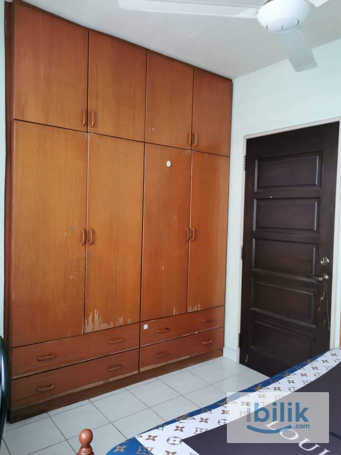 KELANA PUTERI CONDO – middle room (large build in wardrobe) - Image 2