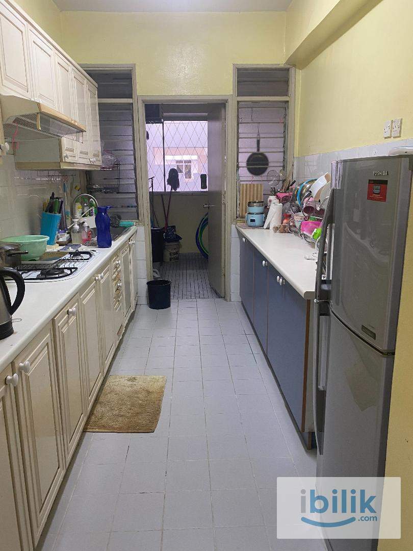 KELANA PUTERI CONDO – middle room (large build in wardrobe) - Image 4