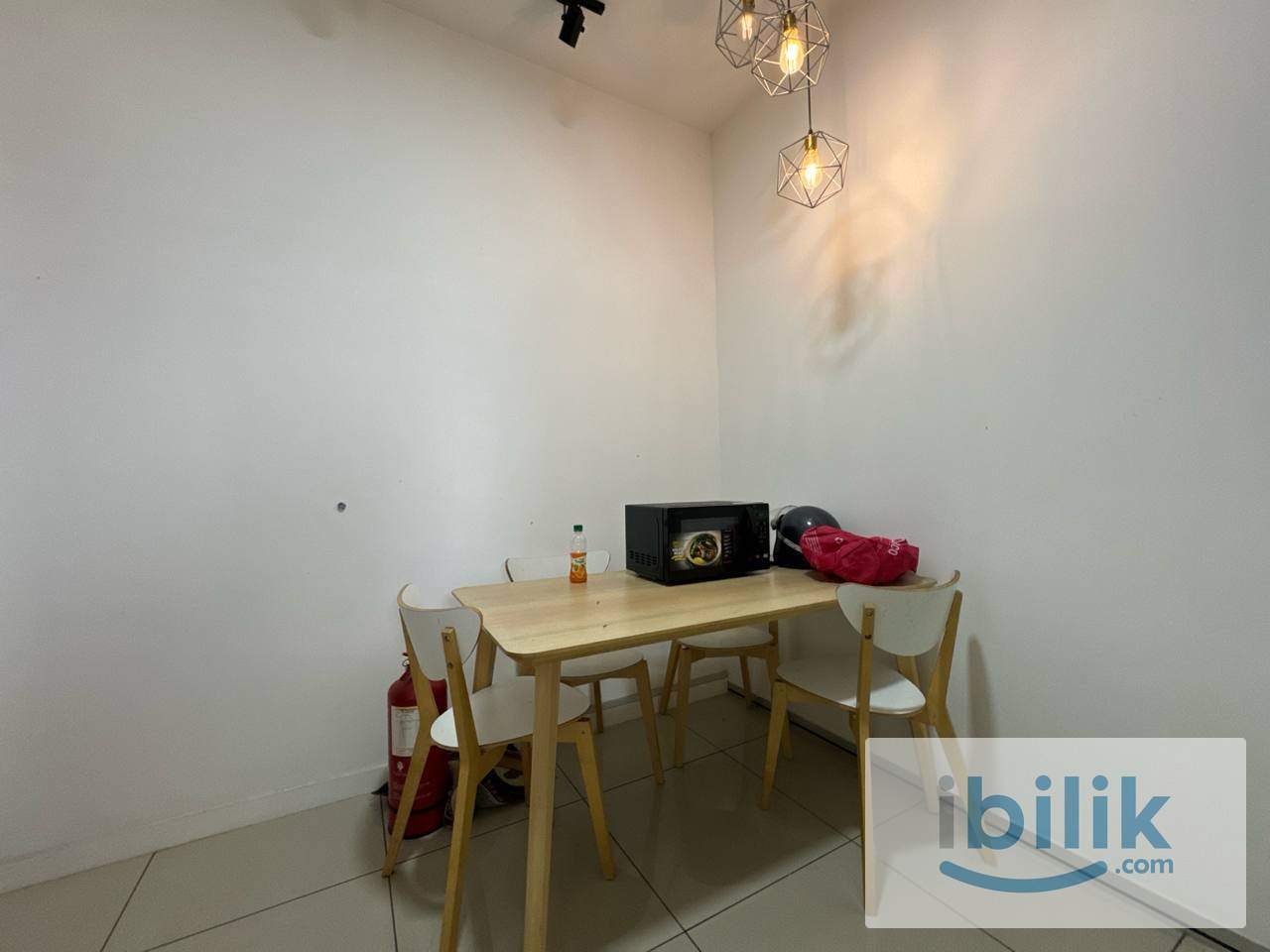 🌞 Spacious Room with Great Amenities - Image 3