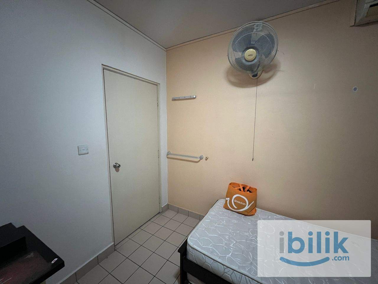 Middle Room including Private Bathroom & Parking for Rent – Female Preferred - Image 7