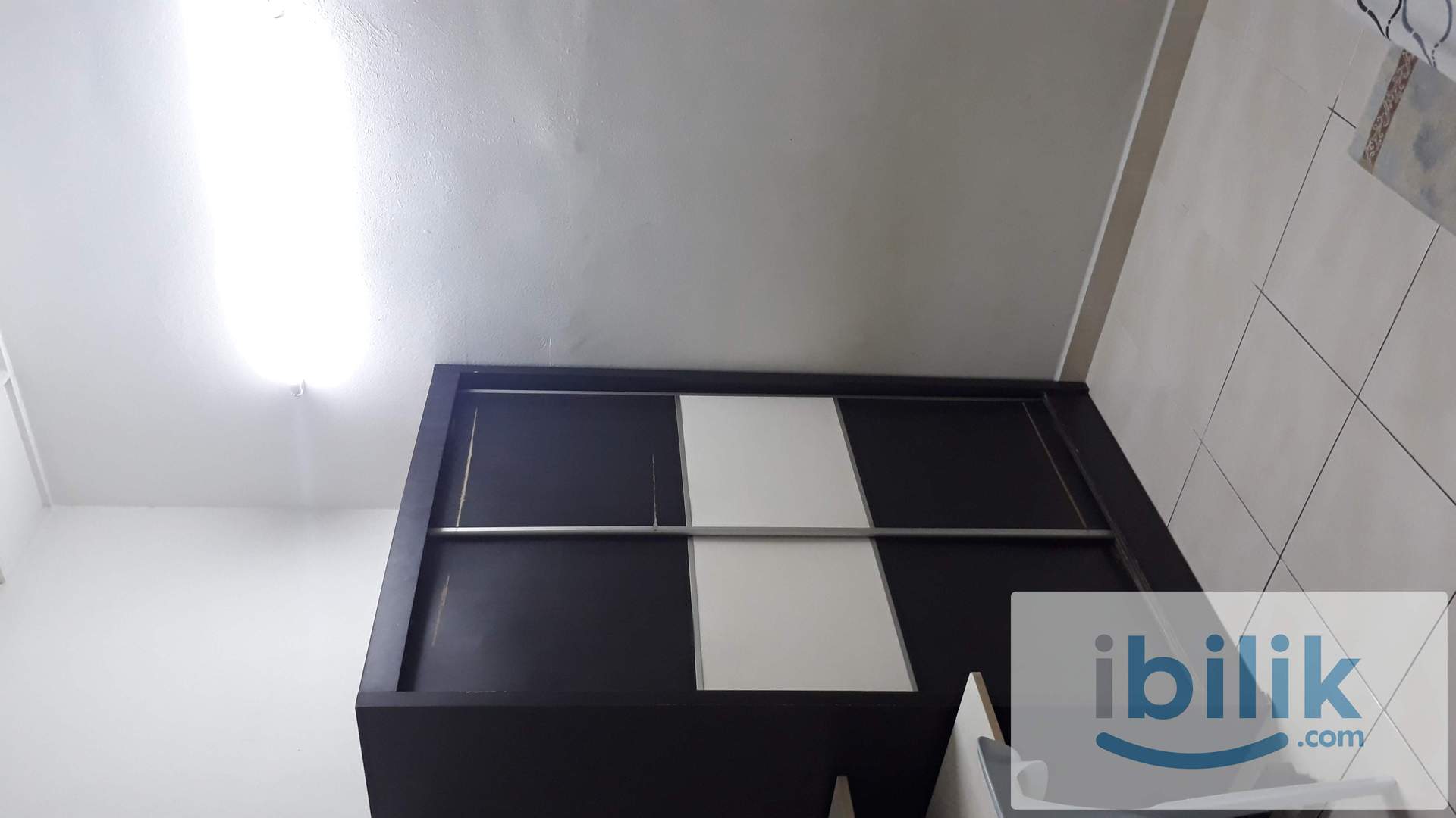 Single Room with Shared Bathroom - Image 6