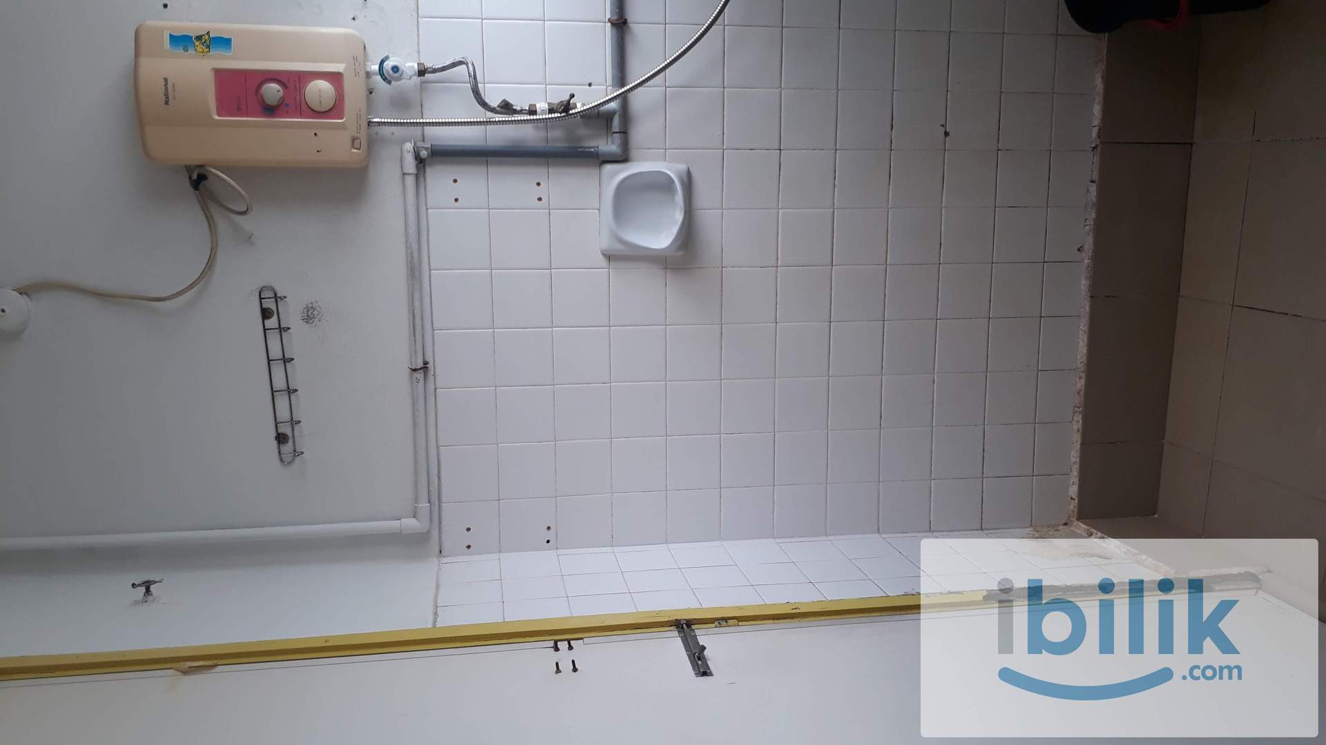 Single Room with Shared Bathroom - Image 3