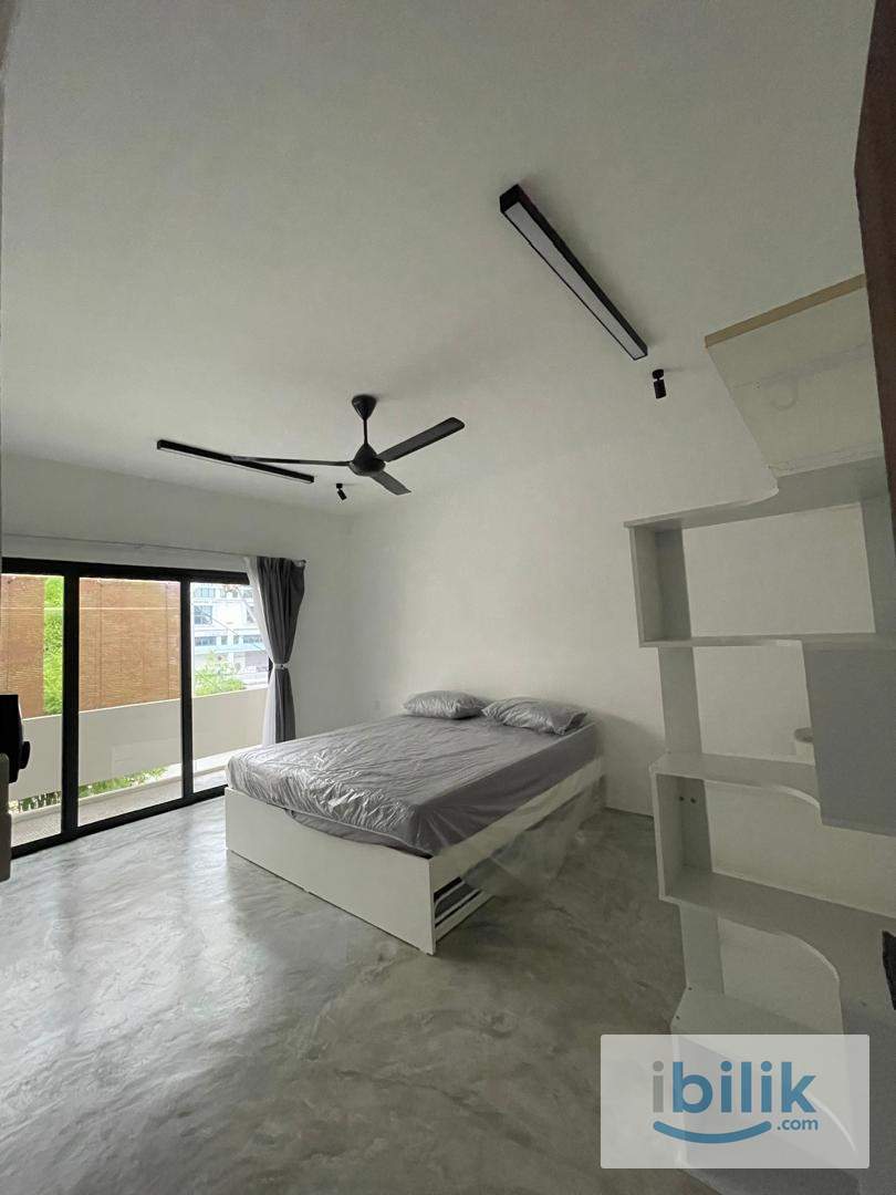 Spacious Master Bedroom with Balcony & Ensuite Bathroom – SS2, Petaling Jaya - Image 1