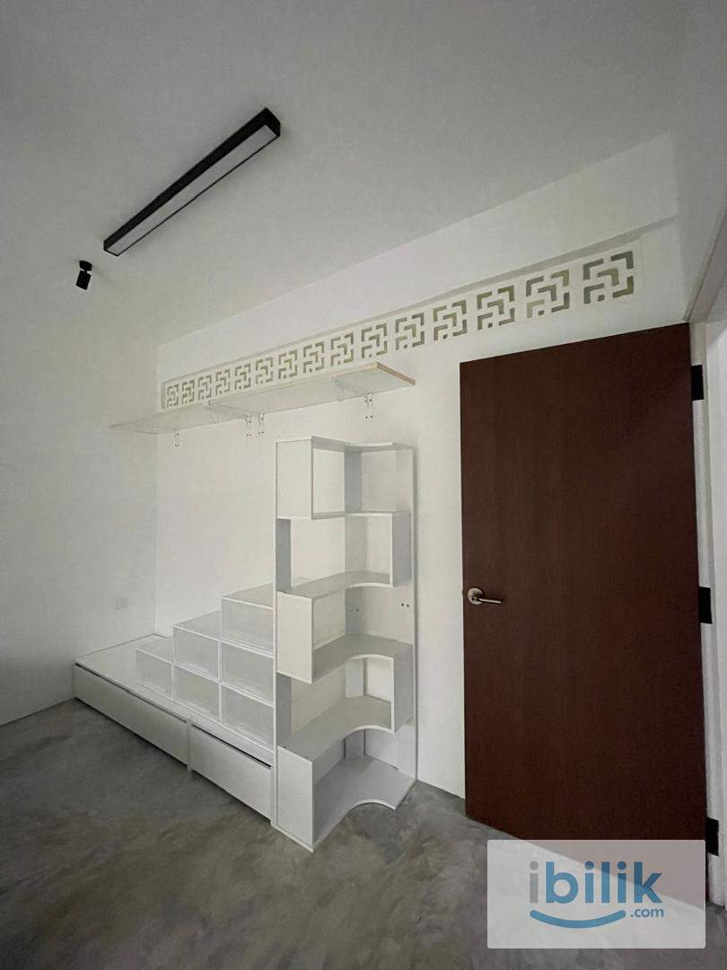 Spacious Master Bedroom with Balcony & Ensuite Bathroom – SS2, Petaling Jaya - Image 3