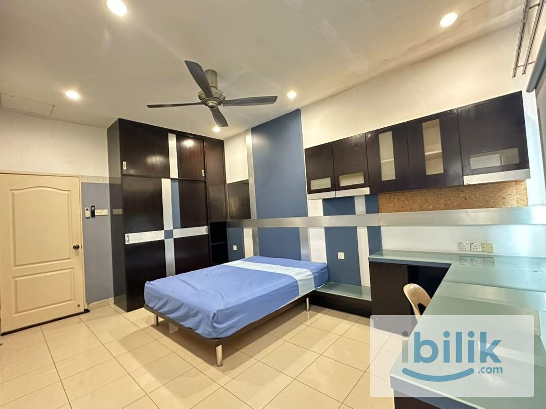 Queen-Sized Bed Room with Private Bathroom - Image 1