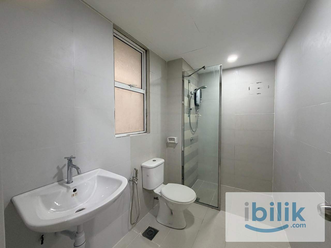 Menara U Master Bedroom 2-Person Sharing Bottom Bunk - Image 3