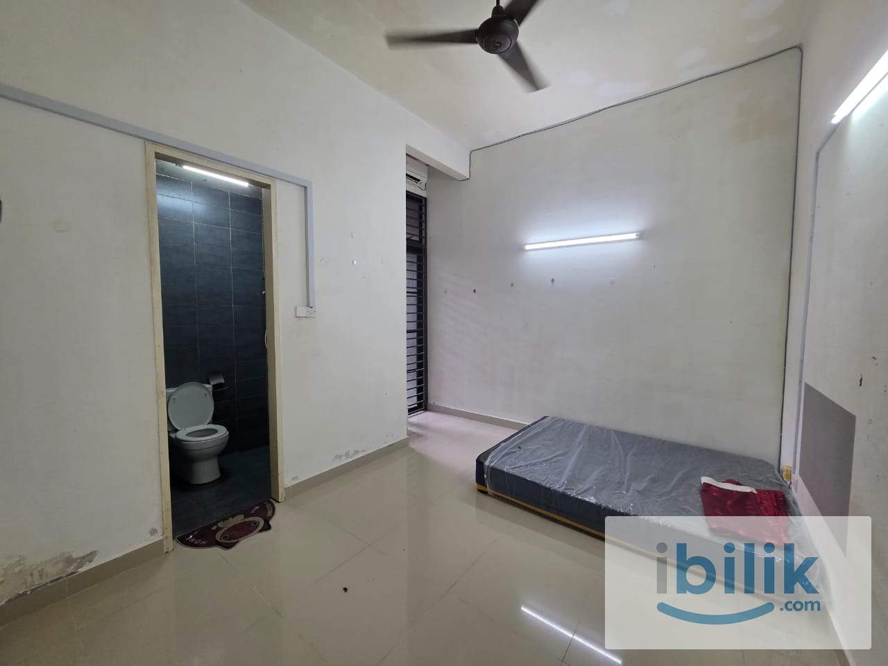 Cozy Master Bedroom with Private Toilet @ Kota Damansara  - Image 1