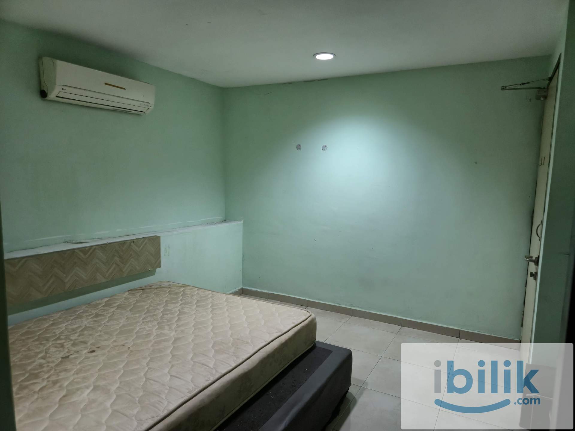 Hotel-Style Queen Room | Walk to The Strand Mall & Surian MRT - Image 3