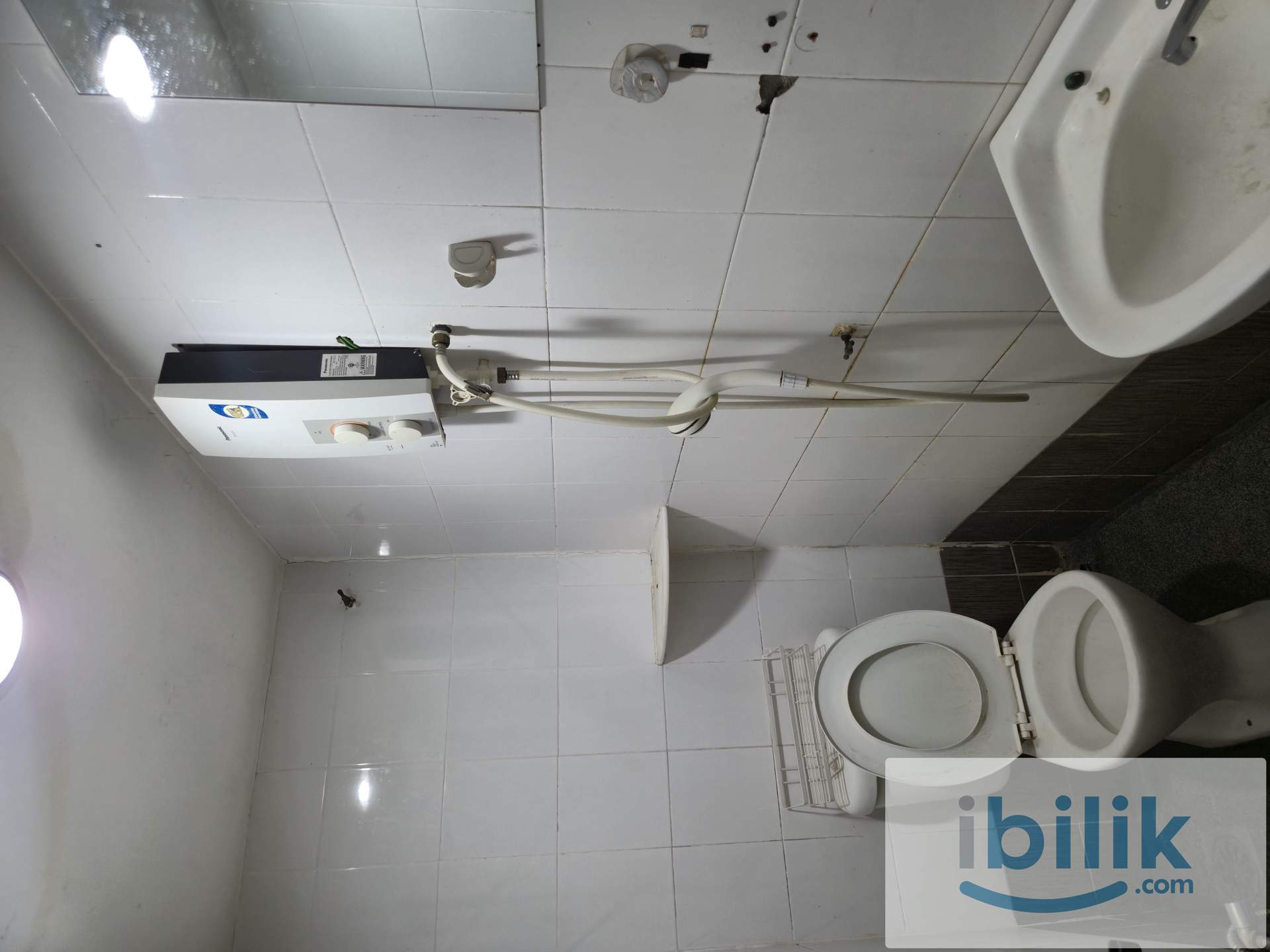 Hotel-Style Queen Room | Walk to The Strand Mall & Surian MRT - Image 4