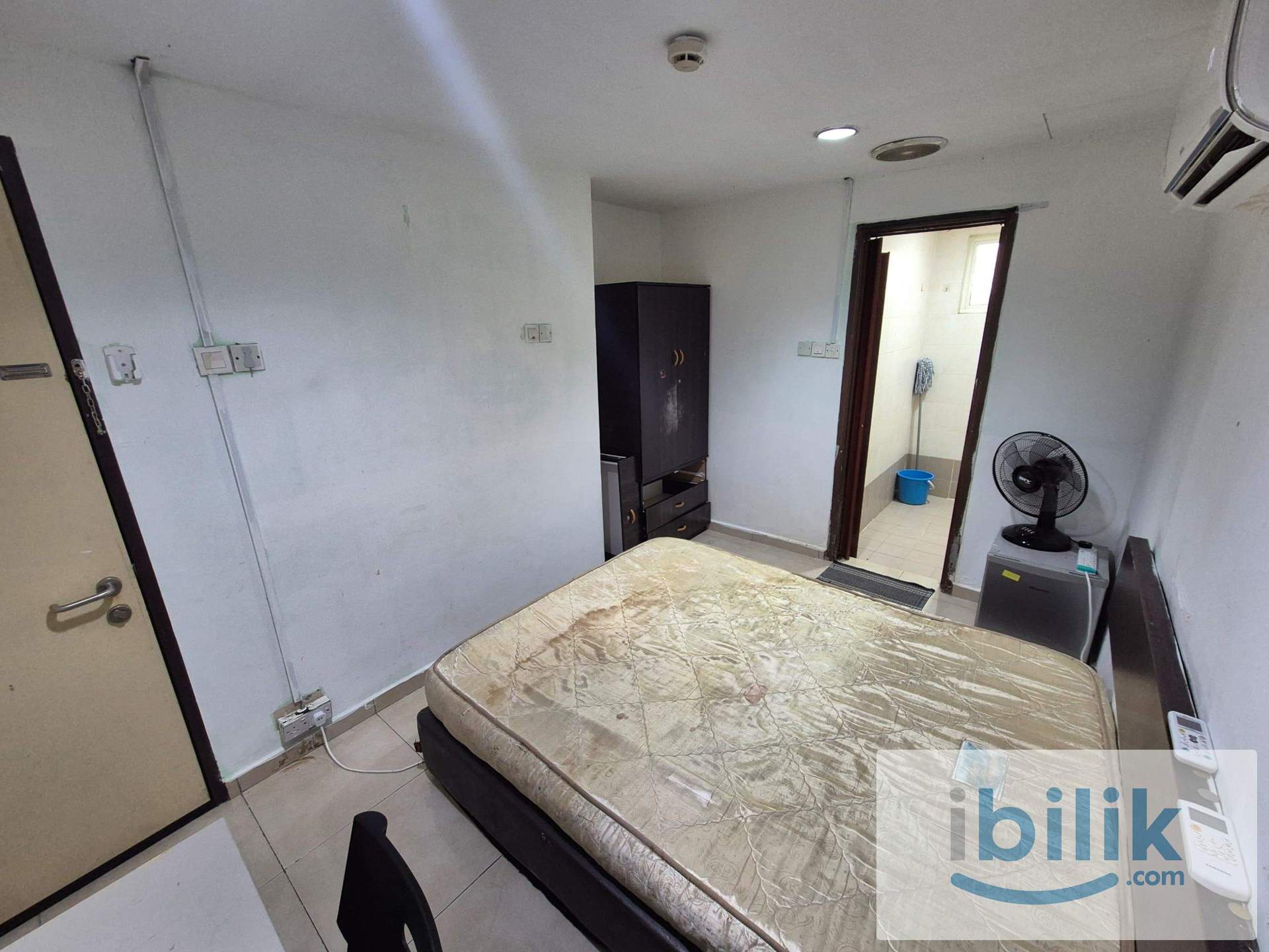 Private Queen Room | Walk to The Strand Mall & Surian MRT - Image 3