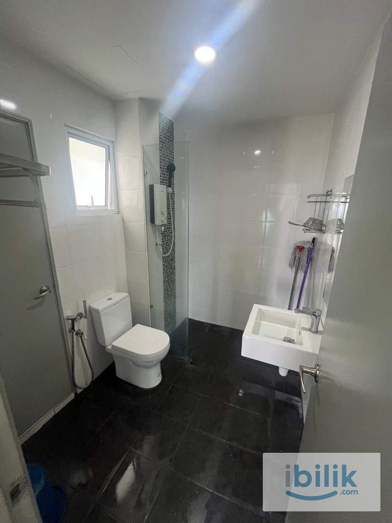 Furnished Standard bedroom with bathroom - Image 6