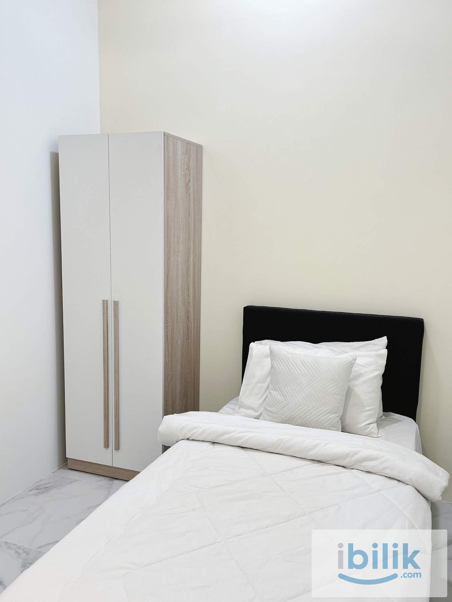 Singer Room - Image 1