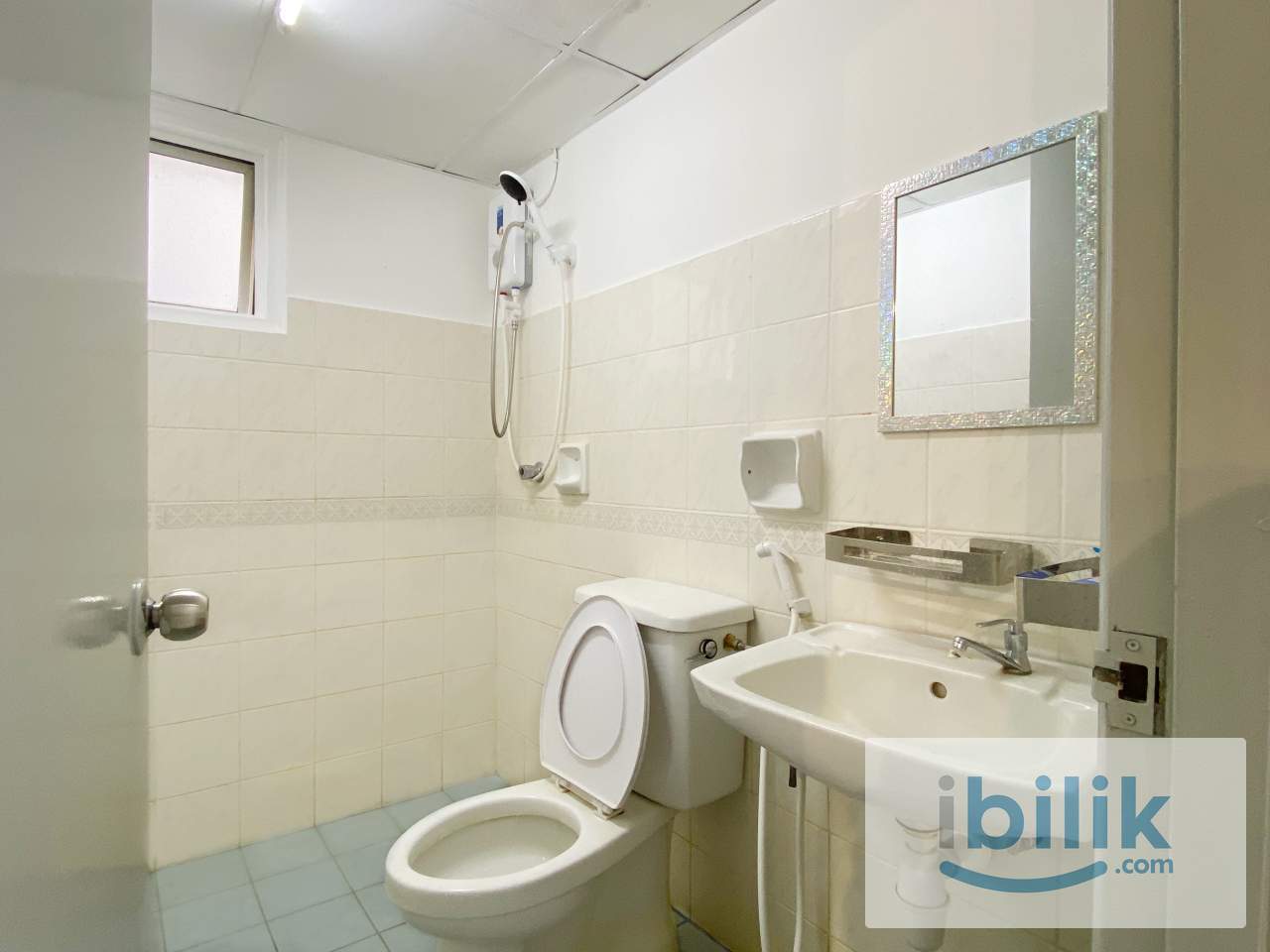 Cozy Medium Room with Smart Lock & Fully Furnished@ Pantai Hillpark 2 - Image 2
