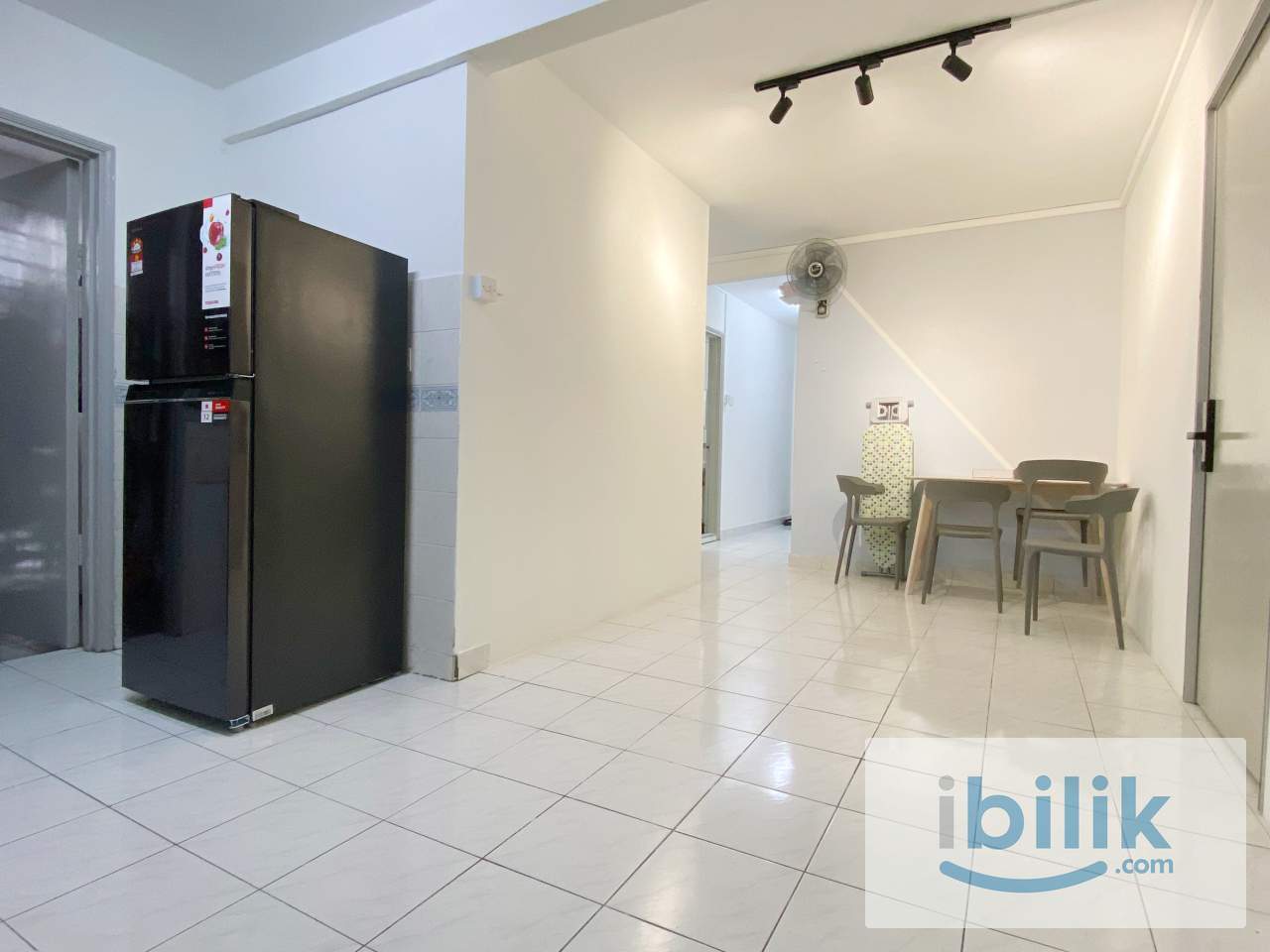 Cozy Medium Room with Smart Lock & Fully Furnished@ Pantai Hillpark 2 - Image 3