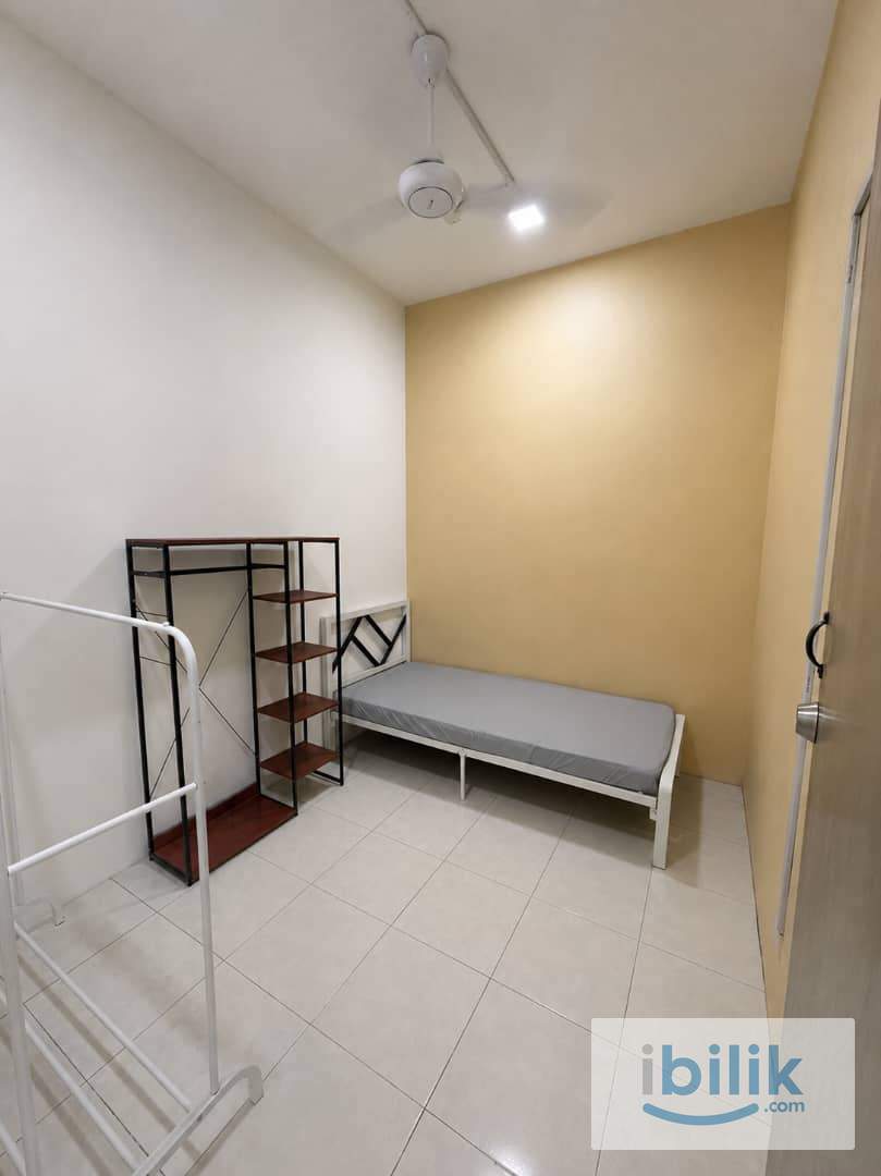 🚘 5 mins to AEON BiG Bukit Rimau 🛒 | 🚹 Male Unit Private Room For Rent @ Bukit Rimau ✨ - Image 1