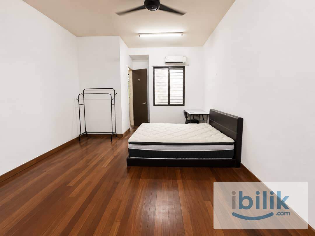 🏡 Medium Room with Private Bathroom @ Alam Impian | 🚗 5–8 mins to AEON BiG Seksyen 23 🛍️ - Image 1