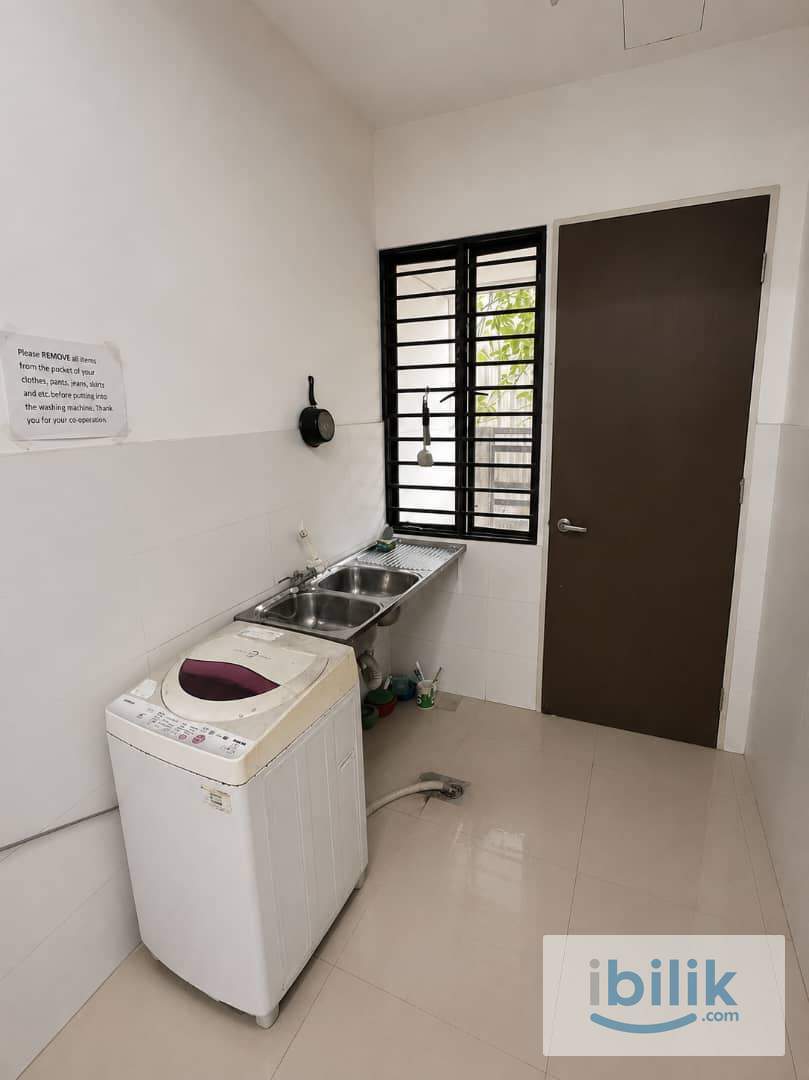 🏡 Medium Room with Private Bathroom @ Alam Impian | 🚗 5–8 mins to AEON BiG Seksyen 23 🛍️ - Image 5