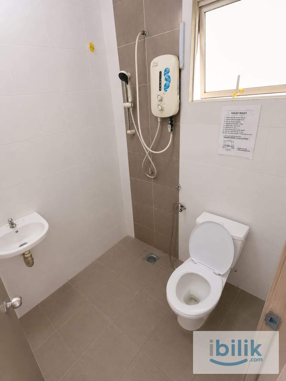 🏡 Spacious Medium Room For Rent @ Taman Sri Jaromas ❤️ | 🚗 3 Mins To Econsave Jenjarom 🛍️ - Image 2