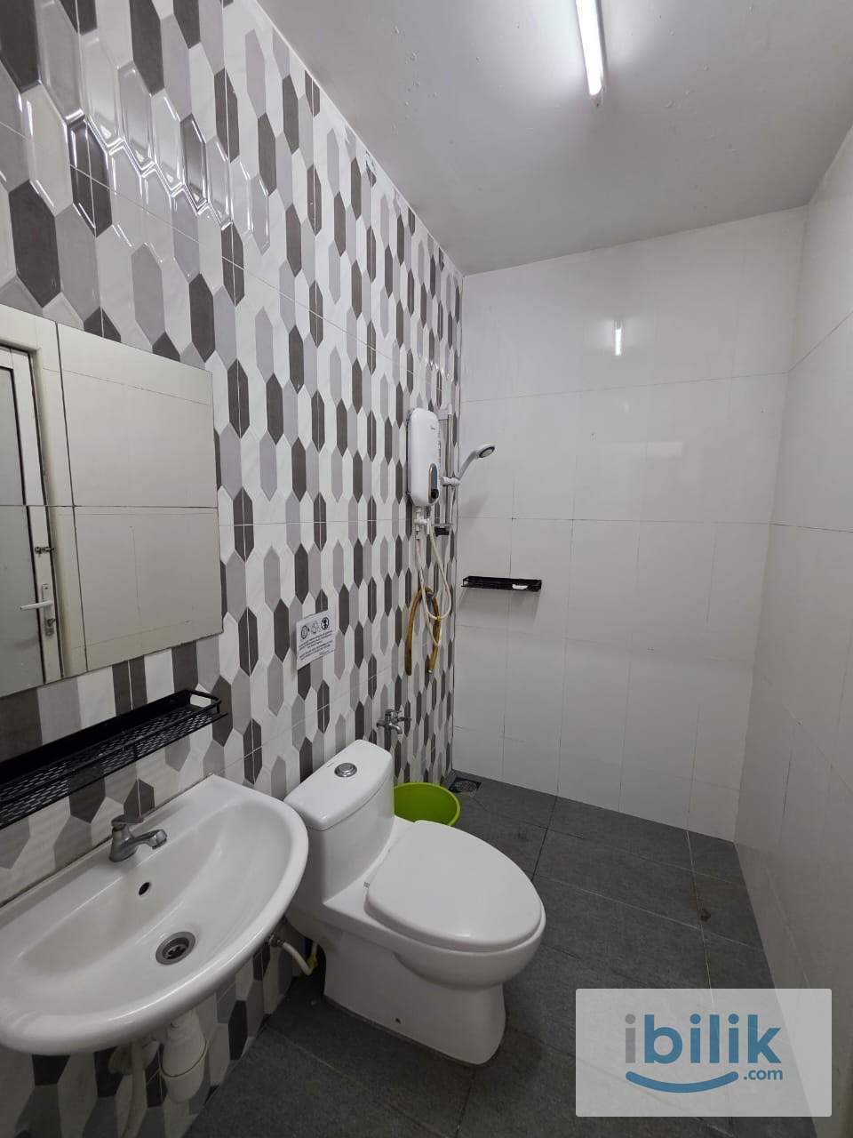🏘️Medium Room For Rent At SS24 Taman Megah🏘️Walking To LRT Kelana Jaya 8 Minutes only🚶🏻‍♀️‍➡️Zero Deposit💰 - Image 2