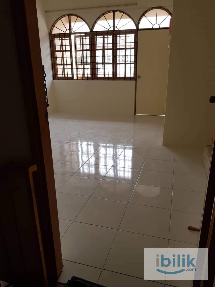 Middle Room for Rent at Taman Universiti Indah - Image 1